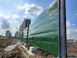 小草綠彩鋼瓦與藍(lán)色彩鋼瓦哪個(gè)好？【旭東圍擋】