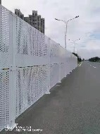 沖孔圍擋的設(shè)計有哪些特點(diǎn)？【旭東圍擋】