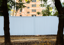 pvc圍擋和彩鋼圍擋有什么區(qū)別？【旭東鋼構(gòu)】