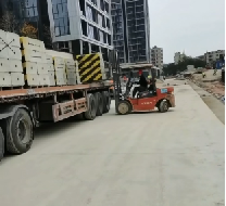 圍擋基礎(chǔ)塊的具體材質(zhì)有哪些，各自的優(yōu)缺點(diǎn)是什么？【旭東圍擋】