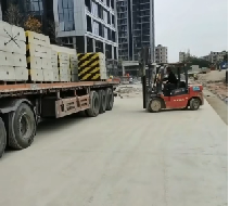 圍擋基礎(chǔ)塊與預(yù)制混凝土立柱相比有什么區(qū)別？【旭東圍擋】