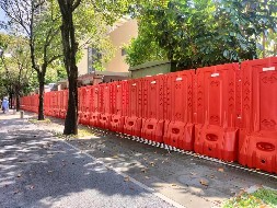 鋼結(jié)構(gòu)圍擋和水馬圍擋有什么區(qū)別？【旭東圍擋】