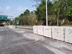 圍擋基礎(chǔ)塊抵達(dá)施工現(xiàn)場