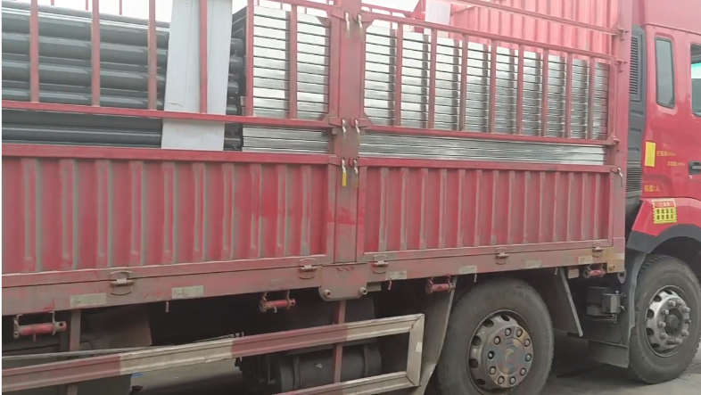 鋼結(jié)構(gòu)裝配式圍擋：快速送達(dá)、環(huán)?；厥?，助力工地高效施工